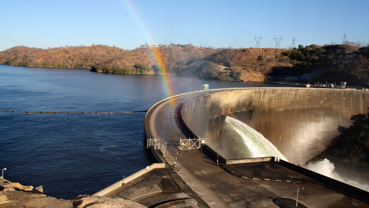 The Kariba Dam supplies 2,010 megawatts of electricity to parts of both Zambia (the Copperbelt) and Zimbabwe and generates 6,400 gigawatt-hours per annum. (Picture via Manfidza, CC BY-SA 4.0 , via Wikimedia Commons)
