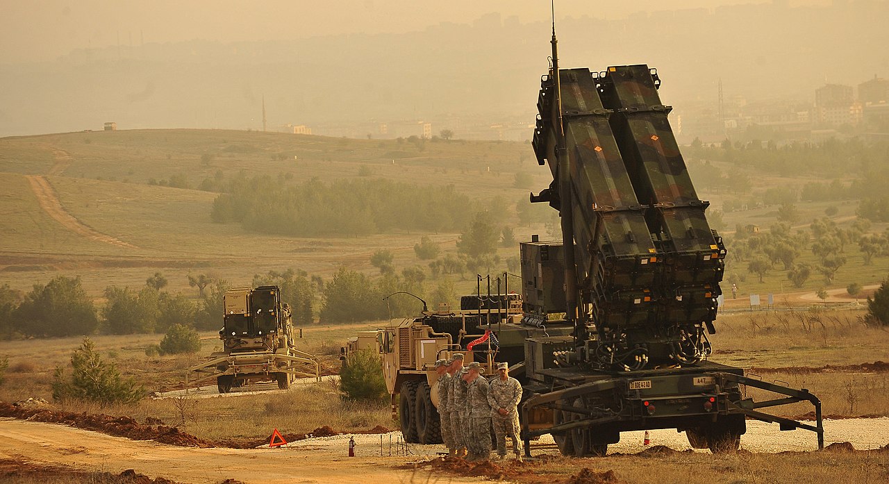 U.S. Service members stand by a Patriot missile battery in Gaziantep, Turkey, Feb. 4, 2013, during a visit from U.S. Deputy Secretary of Defense Ashton B. Carter, not shown. (Picture via DoD Photo By Glenn Fawcett, Public domain, via Wikimedia Commons)