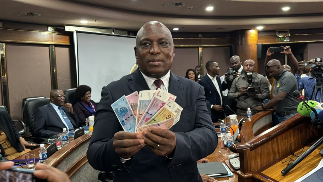 John Mushayavanhu, the new governor or the Reserve Bank of Zimbabwe, displays new banknotes of the country's currency to reporters, in Harare, April 5, 2024. (Columbus Mavhunga/VOA)