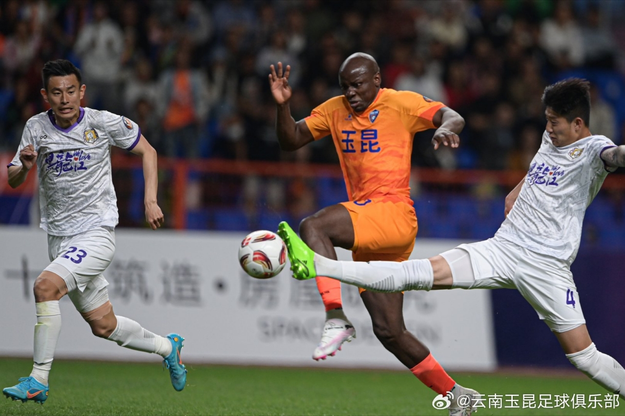 Zimbabwean striker Nyasha Mushekwi in action for his new team Yunnan Yukun in the Chinese League One (Picture via X - @ProsportInt)