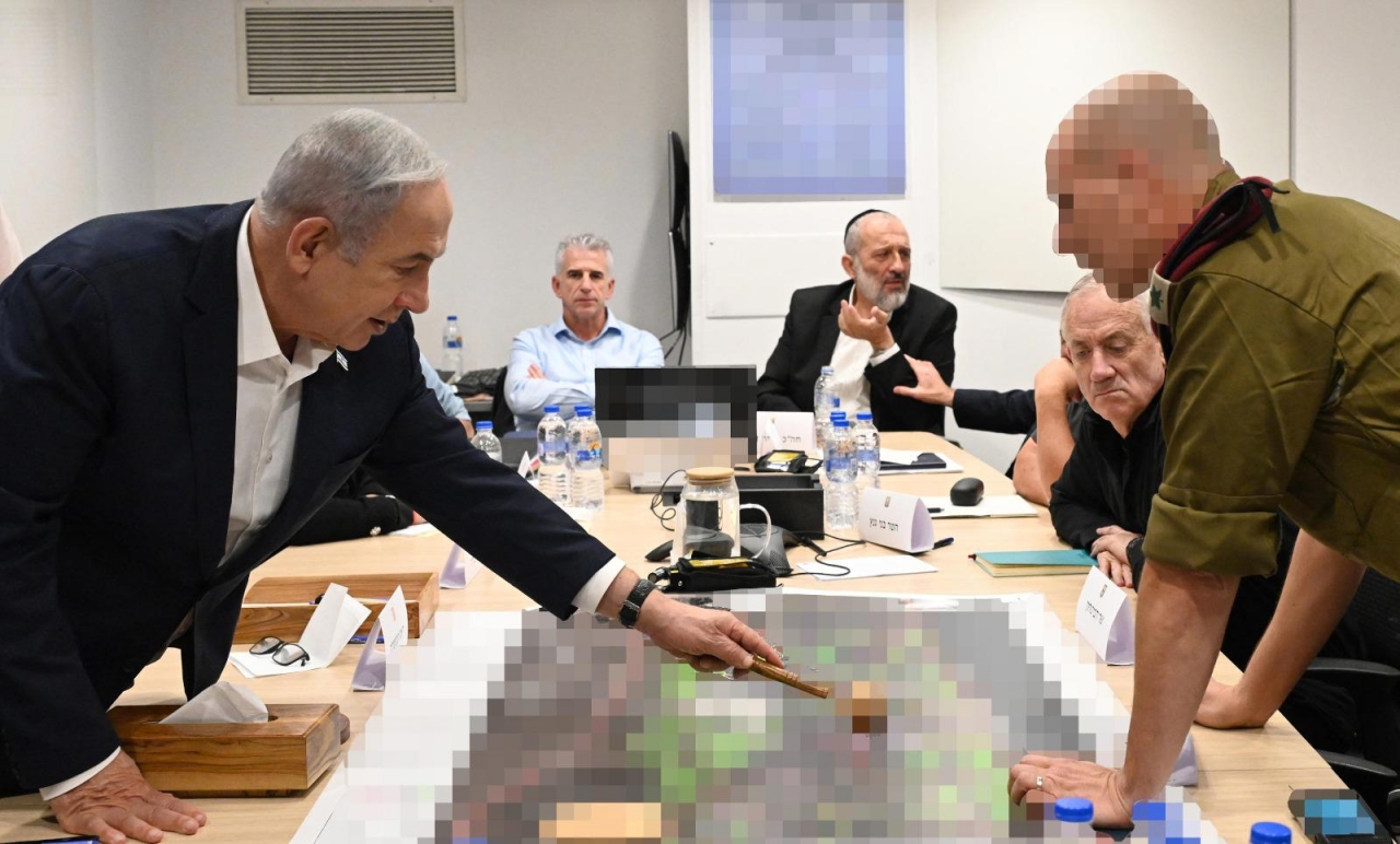 Prime Minister Benjamin Netanyahu meets with the war cabinet at the IDF's Kirya military headquarters in Tel Aviv on October 18, 2023. (Haim Zach/GPO)