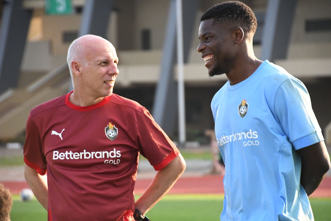 Zimbabwe Warriors Head Coach Michael Nees seen here with midfielder Marshall Munetsi (Picture via X - Zimbabwe Football Association)