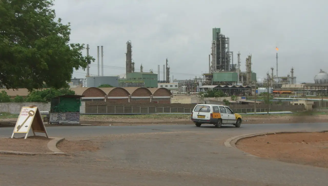 The Tema Oil Refinery in Ghana (Picture via Hiroo Yamagata, CC BY-SA 2.0 , via Wikimedia Commons)