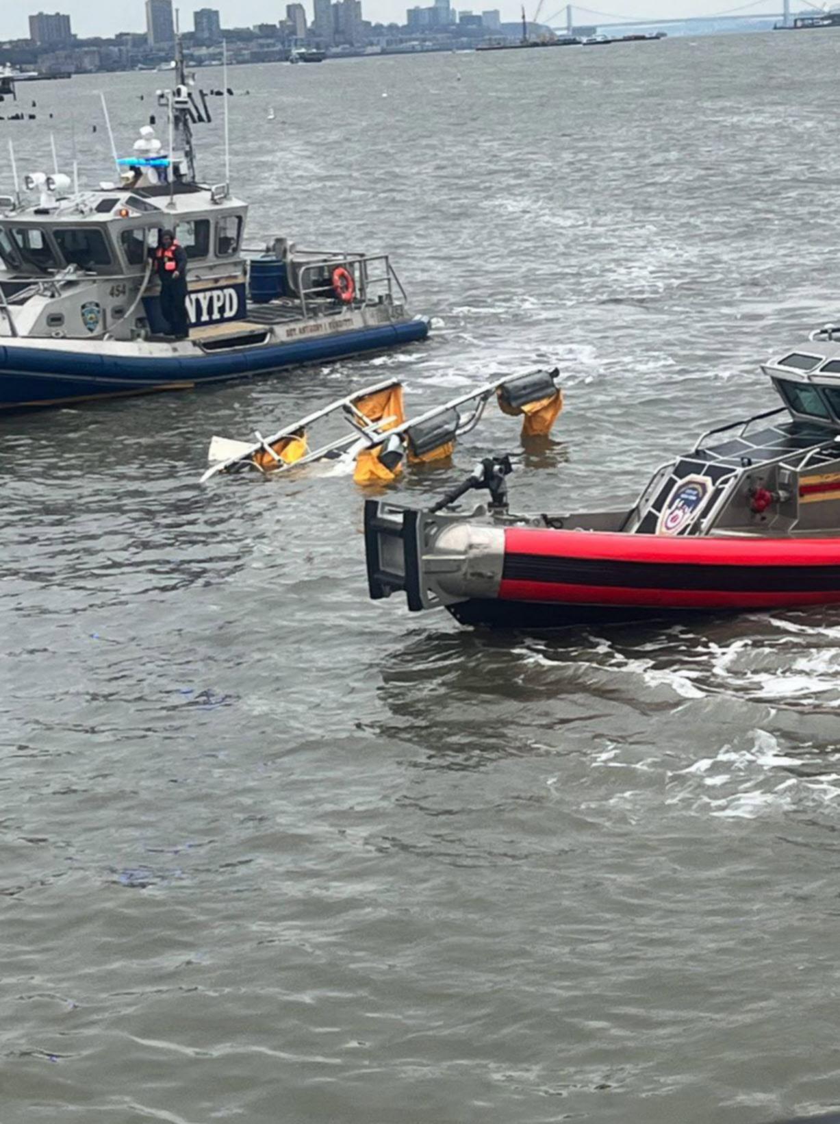 Emergency crews during a recovery operation on the Hudson River. Credit: Unknown/X