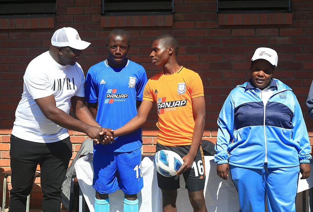 Brighton 'Pan Jap' Ushendibaba, donated a variety of sports kits to his former school, Matinunura High School in Gweru