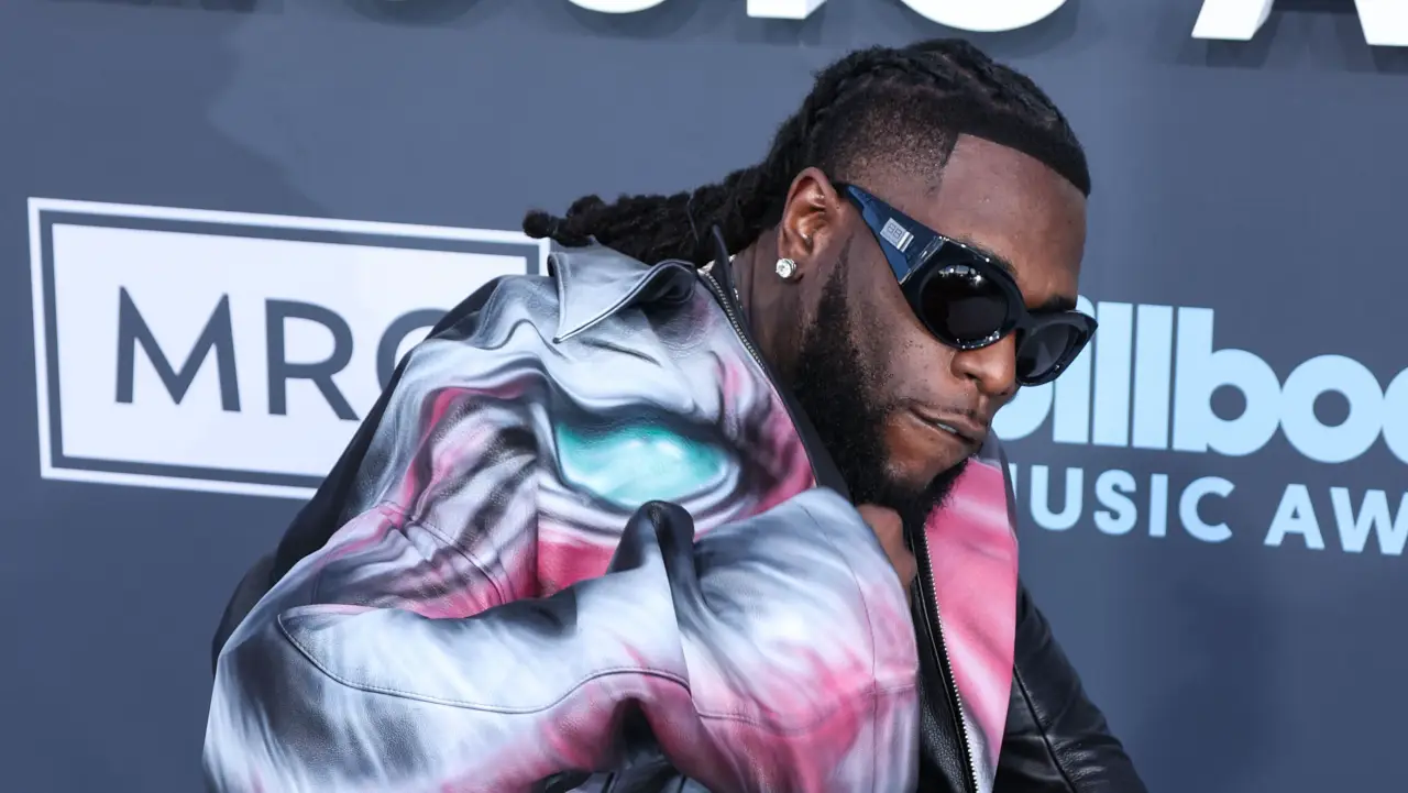 Burna Boy pauses concert to kick out couple sleeping during performance