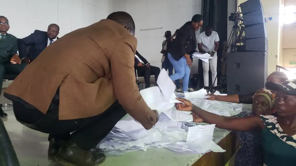 Aquatic Complex Chitungwiza CAB3 consultation (13:20-15:00hrs). Intimidation reported, opponents of the bill silenced, mostly Zanu PF supporters spoke. Similar to Seke, concerns for safety and fairness. 3 youths abducted for speaking to media against the bill. Atmosphere tense, attendees fearful.