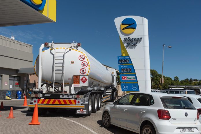 Tulbagh, Western Cape, South Africa. 28 February 2024. Large fuel tanker delivering fuel to a service station in Tulbach, Western Cape, South Africa. — Photo by Petertt via DepositPhotos.com